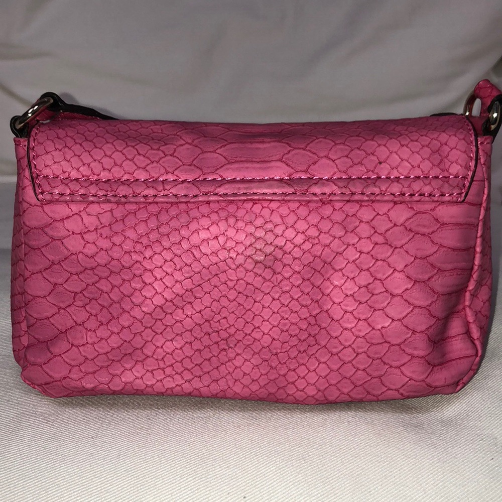 Guess flap over snap button cross body vegan purse - Picture 2 of 4